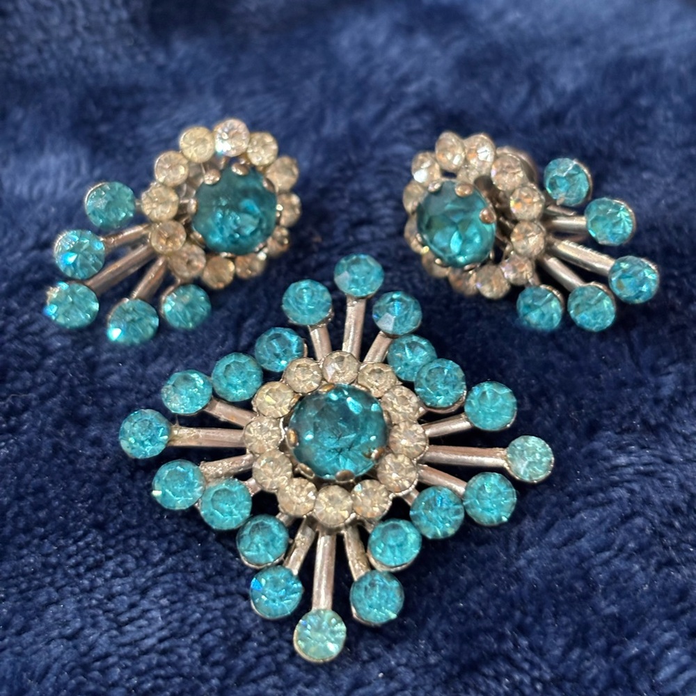 Beautiful unmarked Silver tone and Turquoise screw back earrings and brooch Set